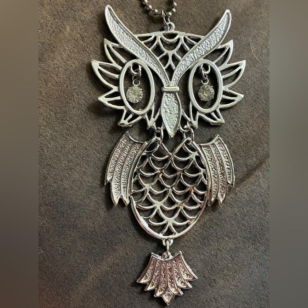 SALE! Vintage large Beautifully made Silver Owl Pendant Necklace